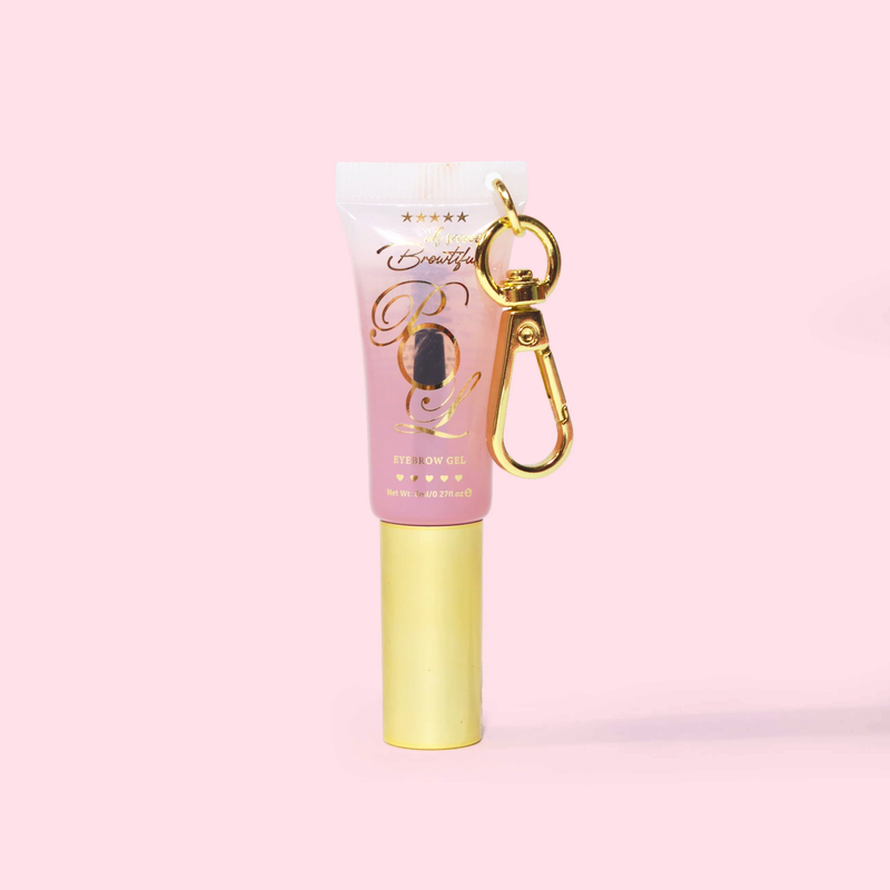 หลอดเล็กของ P.Louise Babyccino Keychain clear Eyebrow Gel บนพื้นหลังสีชมพู