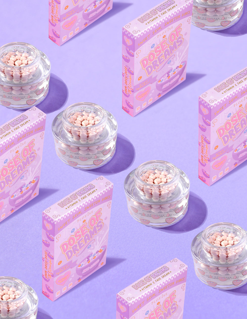 คอนเทนเนอร์ใสของ P.Louise DOse of Dreams Viatmin C Capsule Face Cream โดยมีแคปซูลสีชมพูอยู่ในนั้น ล้อมรอบด้วยกล่องซีเรียลสีชมพูบนพื้นหลังสีม่วง