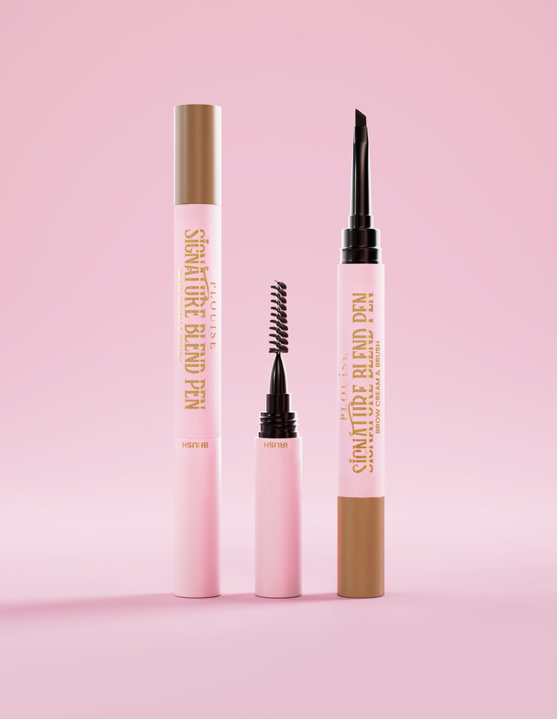P.Louise Signature Blend Eyebrow Pen ที่มีฝาปิดที่ปลายแต่ละด้านและแสดงอุปกรณ์ที่ปลายแต่ละด้านบนพื้นหลังสีชมพู