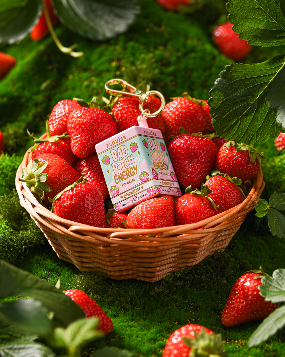 ลิปบาล์มพวงกุญแจ P.Louise Strawberry ในตะกร้าพร้อมสตรอเบอร์รี่