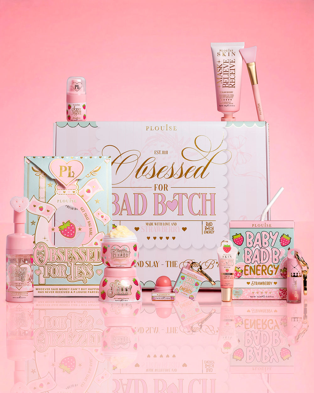 ผลิตภัณฑ์ P.Louise Strawberry Obsessed For Bad Bitch ล้อมรอบบรรจุภัณฑ์บนพื้นหลังสีชมพู