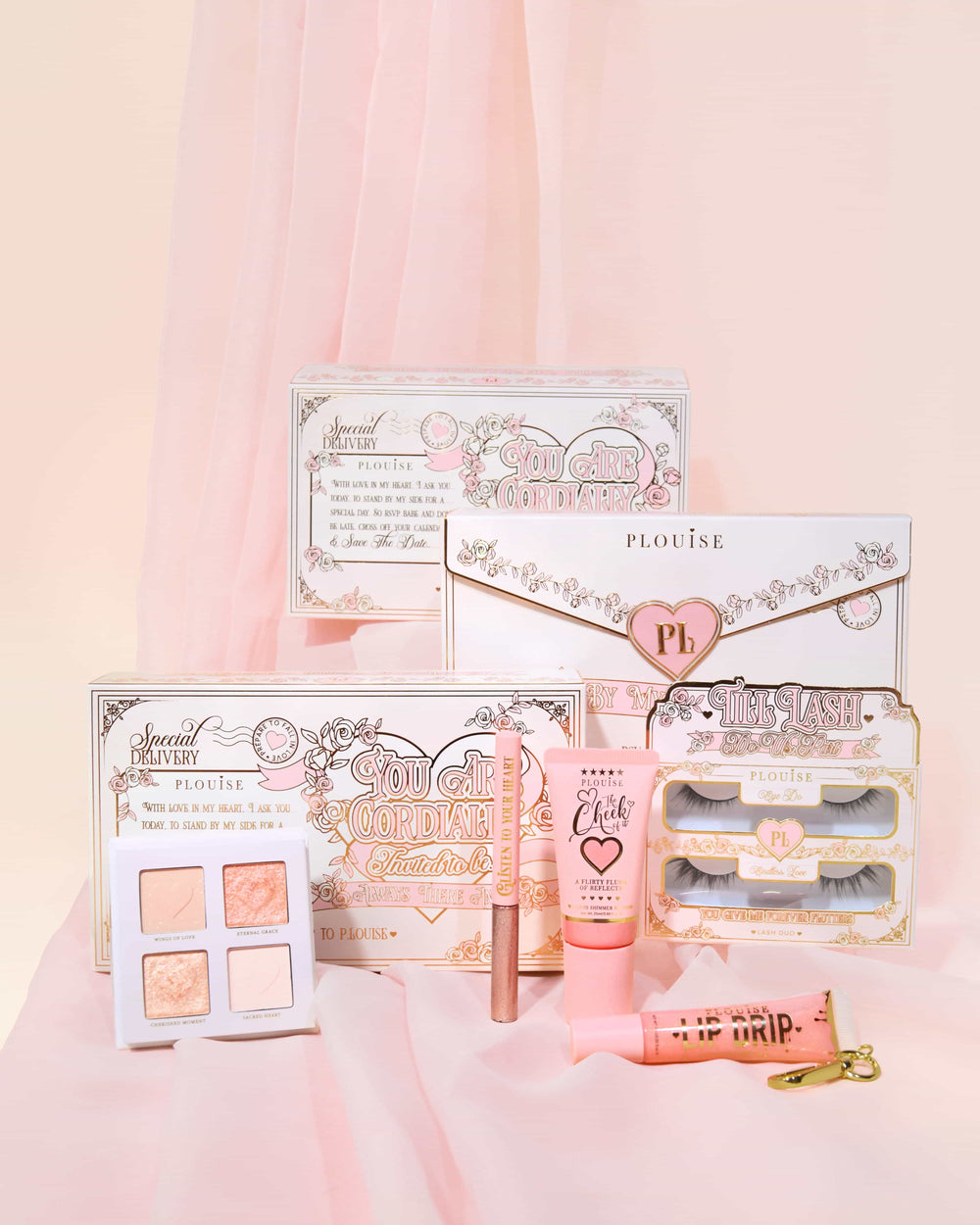 เซตแต่งหน้าเจ้าสาว P.Louise You're Cordially Invitationd มาพร้อมแพ็คเกจสีชมพูขาวบนพื้นหลังสีชมพูอ่อน