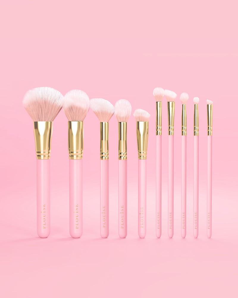 ชุดแปรงแต่งหน้า P.Louise สีชมพู 10 ชิ้น ด้ามจับสีชมพู และเน้นสีทองบนพื้นหลังสีชมพู