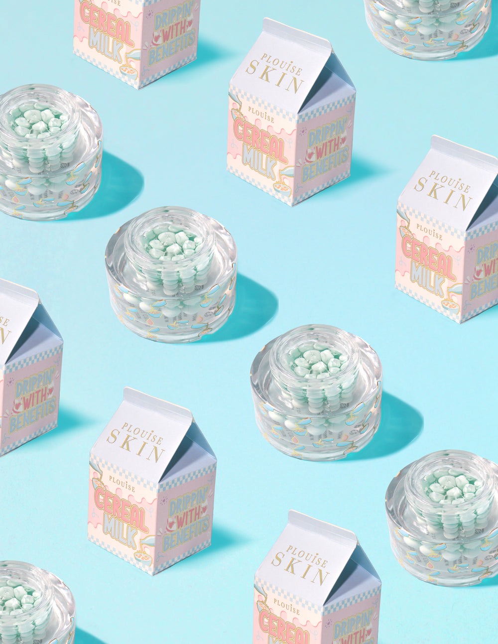ภาชนะใสของ P.Louise Dose of Dreams Vitamin C Capsule Cream โดยมีแคปซูลสีน้ำเงินอยู่ข้างใน ล้อมรอบด้วยกล่องนม