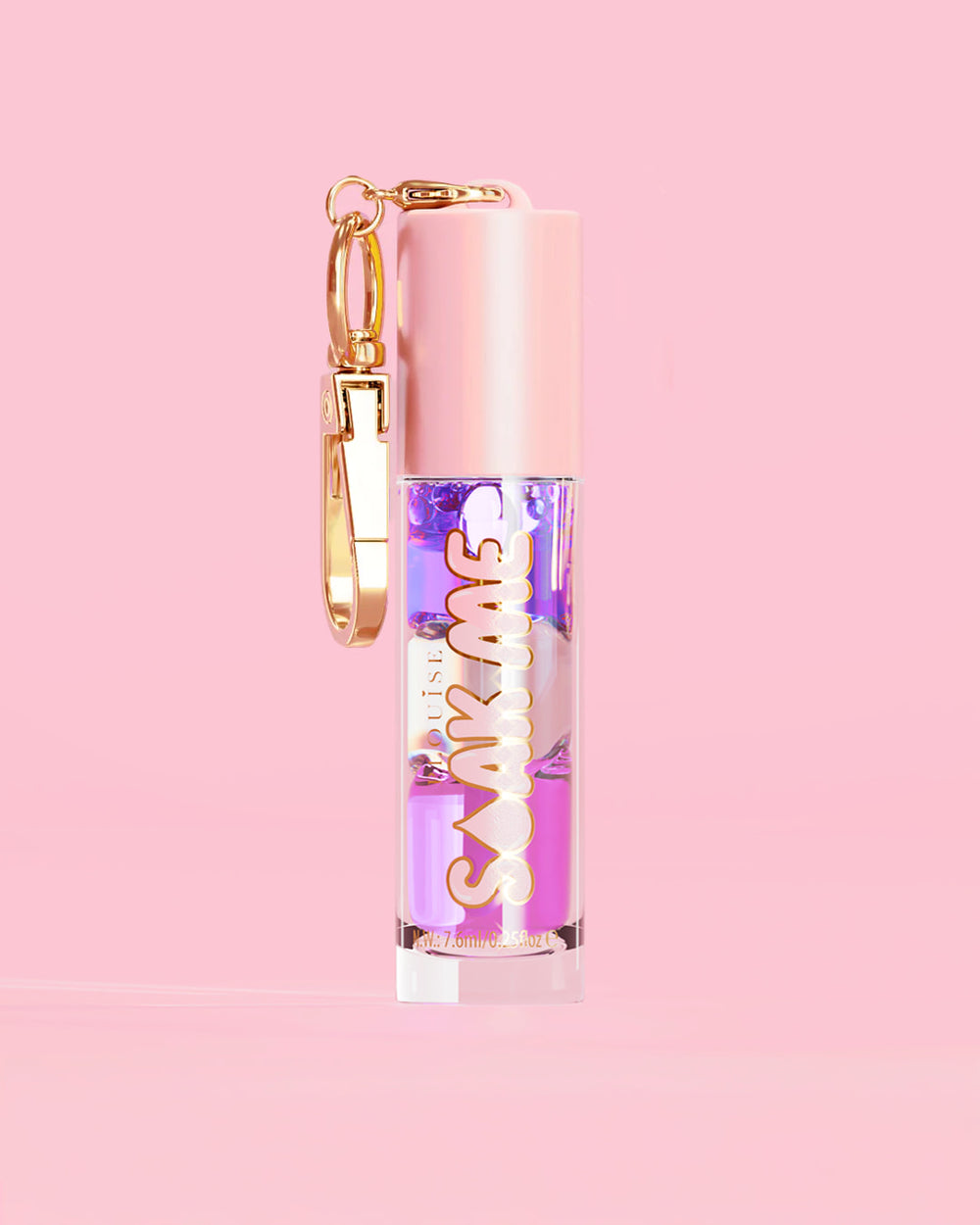 P. Louise Soak Me Lip Oil ที่มาพร้อมออยล์หลากสีสันในหลอดสีชมพู พร้อมด้วยเข็มกลัดสีทองบนพื้นหลังสีชมพู