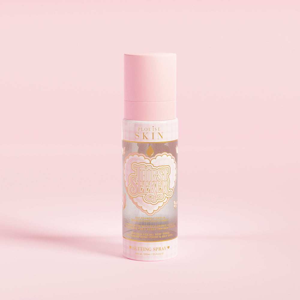 ขวดสเปรย์สีชมพูที่มีป้ายกำกับว่า 'P.Louise SKIN' ที่มีรูปรูปหัวใจและองค์ประกอบของดอกไม้บางส่วน พร้อมด้วยสเปรย์เซ็ตติ้งที่ให้ความชุ่มชื้น