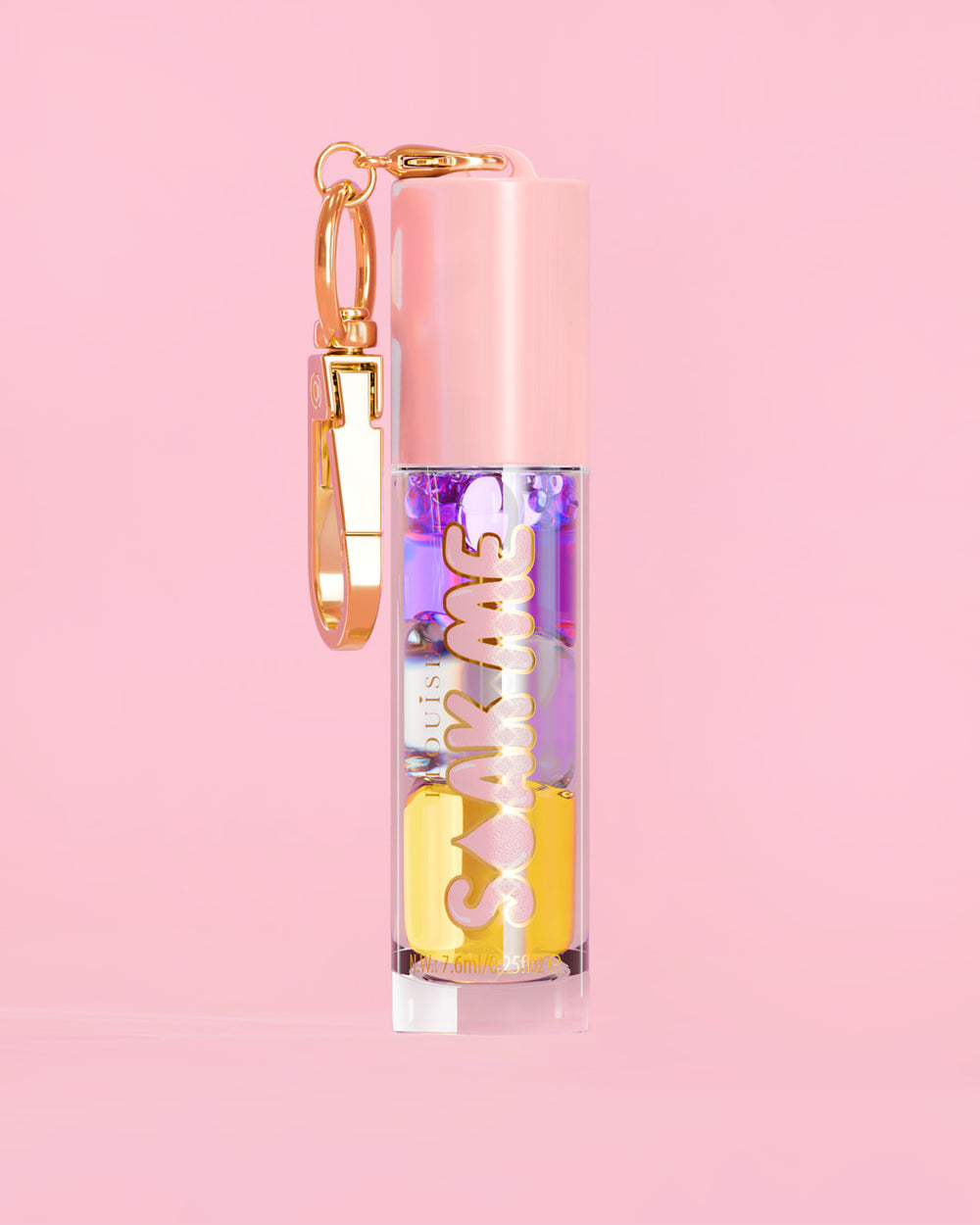 P. Louise Soak Me Lip Oil ที่มาพร้อมออยล์หลากสีสันในหลอดสีชมพู พร้อมด้วยเข็มกลัดสีทองบนพื้นหลังสีชมพู