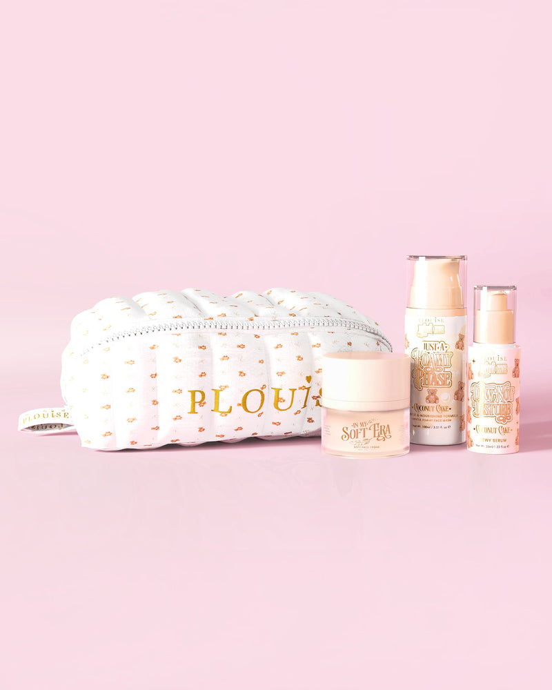 รูปภาพของ P.Louise The Softest Touch Skincare Starter Kit พร้อมเมคอัพเท็ดดี้พิมพ์ลายขนาดเล็กและกระเป๋าสกินแคร์ที่มีผลิตภัณฑ์สกินแคร์ 3 ชิ้นบนพื้นหลังสีชมพู