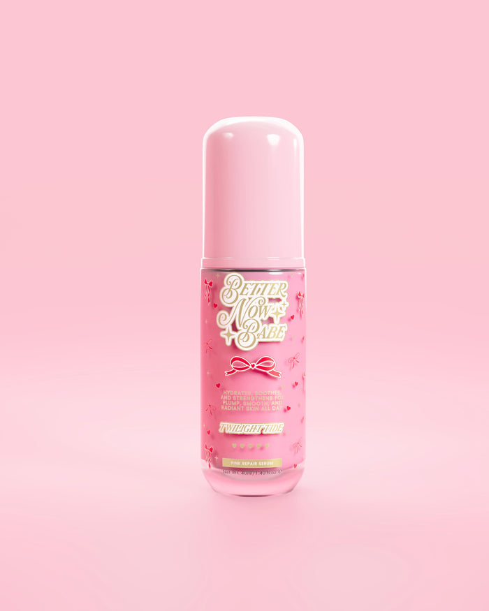 มองผ่านขวดสีชมพูของ P.Louise Better Now Babe เซรั่มซ่อมแซมผิวสีชมพูในกลิ่นพลบค่ำตัดกับพื้นหลังสีชมพู