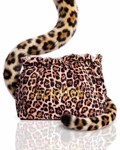 Cheetah Hot Hunt กระเป๋าแต่งหน้าพิมพ์ลายเสือดาวพร้อมพู่มุก