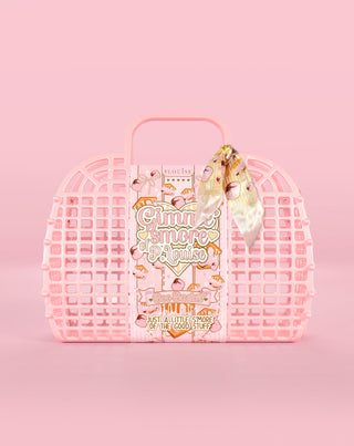 ตะกร้าบูสไตล์วาฟเฟิลสีชมพู มีสินค้าอยู่ข้างในบนพื้นหลังสีชมพู