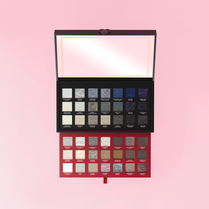 พาเลทอายแชโดว์แต่งหน้าฮาโลวีน P.Louise Mystic Moonlight พร้อมเฉดสีต่างๆ บนพื้นหลังสีชมพู