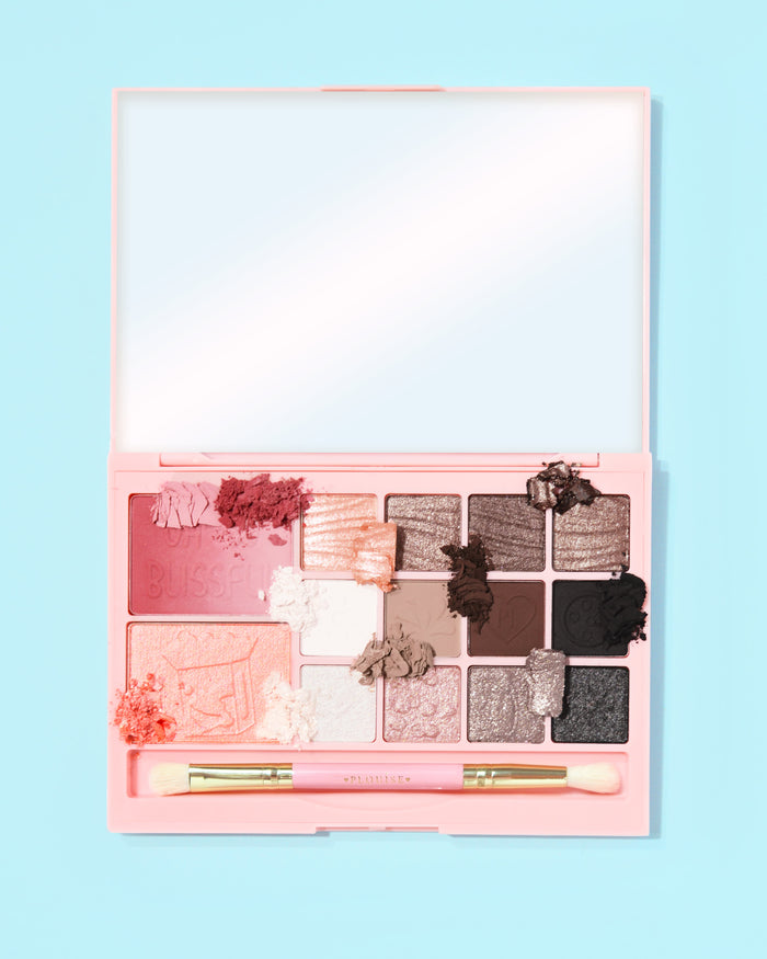 P. Louise Best Served Cold Breakfast Bites All In One Makeup Palette พร้อมเฉดสีต่างๆ บนพื้นหลังสีฟ้าอ่อน