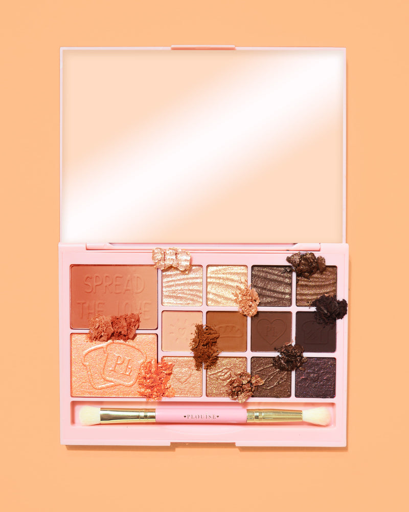 รูปภาพของ P. Louise Breakfast Bites All In One Makeup Palette โทนสี Toasty & Tempting โทนสีอบอุ่นบนพื้นหลังสีส้ม