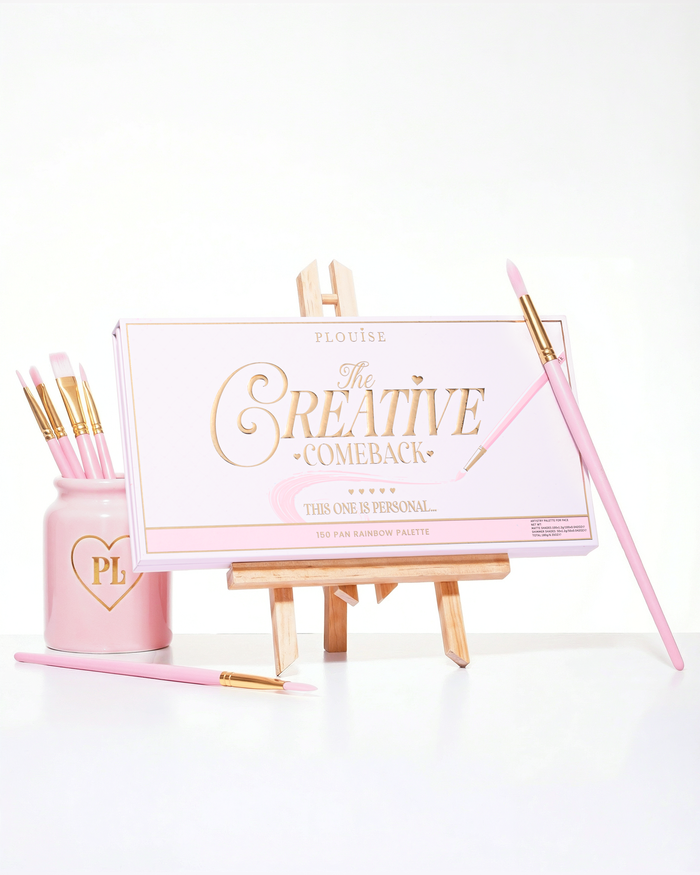 พาเลทอายแชโดว์สีรุ้ง P.Louise Creative Comeback XXXL สีชมพูแบบปิด วางบนขาตั้งศิลปะที่ล้อมรอบด้วยแปรงแต่งหน้า