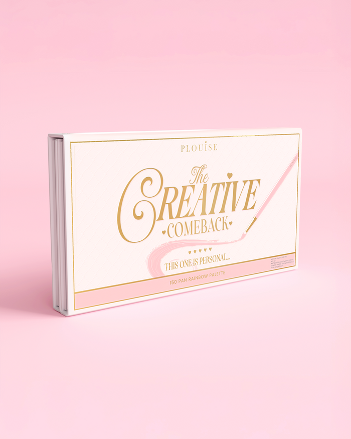 ภาพด้านข้างของ P.Louise Creative Comeback XXXL Rainbow Eyeshadow Palette ตัดกับพื้นหลังสีชมพู