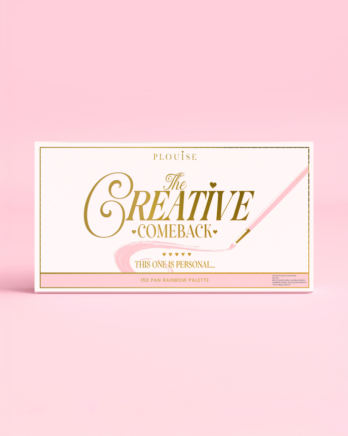 ด้านหน้าของพาเลทอายแชโดว์สีรุ้ง P.Louise Creative COmeback XXXL แบบปิดพร้อมตัวพิมพ์สีทองบนตลับสีชมพูตัดกับพื้นหลังสีชมพู