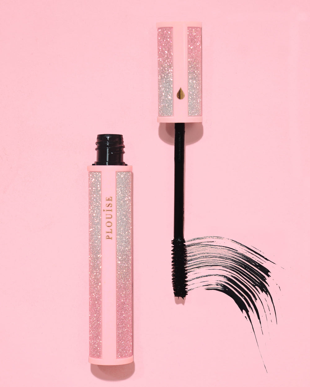 มาสคาร่า P.Louise Cry Baby กลิตเตอร์สีชมพู พร้อมด้ามสีดำบนพื้นหลังสีชมพู