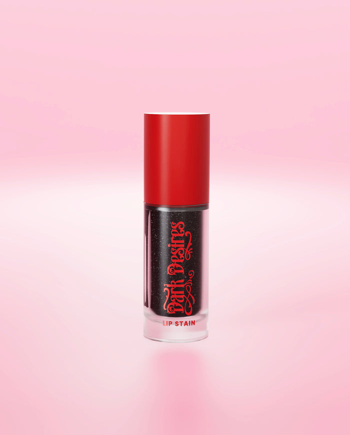 ลิปสเตนเปลี่ยนสีได้ของ P.Louise สีดำ มีฝาปิดสีแดงบนพื้นหลังสีชมพู