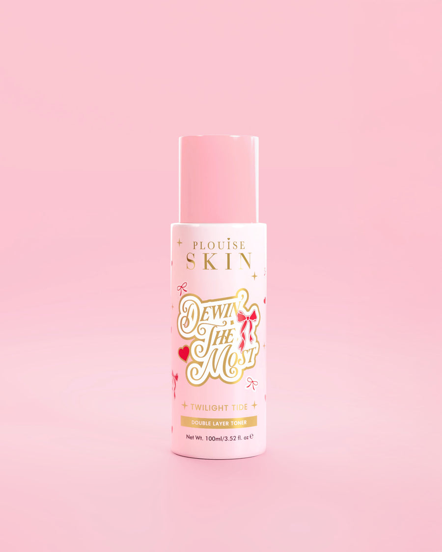 ขวด Dewing The Most Double Layer Toner สีชมพูของ P.Louise ดีไซน์โบว์สีแดงตัดกับพื้นหลังสีชมพู