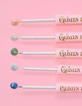 5 P.Louise Glisten To Your Heart อายไลเนอร์แบบกลิตเตอร์โดยให้หยดผลิตภัณฑ์ไว้ที่ปลายตาบนพื้นหลังสีชมพู