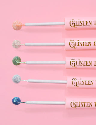 5 P.Louise Glisten To Your Heart อายไลเนอร์แบบกลิตเตอร์โดยให้หยดผลิตภัณฑ์ไว้ที่ปลายตาบนพื้นหลังสีชมพู