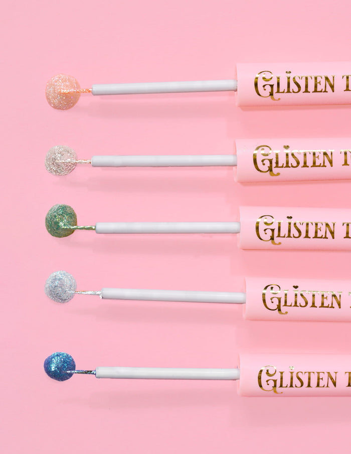 5 P.Louise Glisten To Your Heart อายไลเนอร์แบบกลิตเตอร์โดยให้หยดผลิตภัณฑ์ไว้ที่ปลายตาบนพื้นหลังสีชมพู