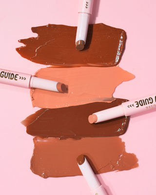 Swatches ของ P.Louise Glow Guide Gloss ลิปสติกบาล์มบนพื้นหลังสีชมพู