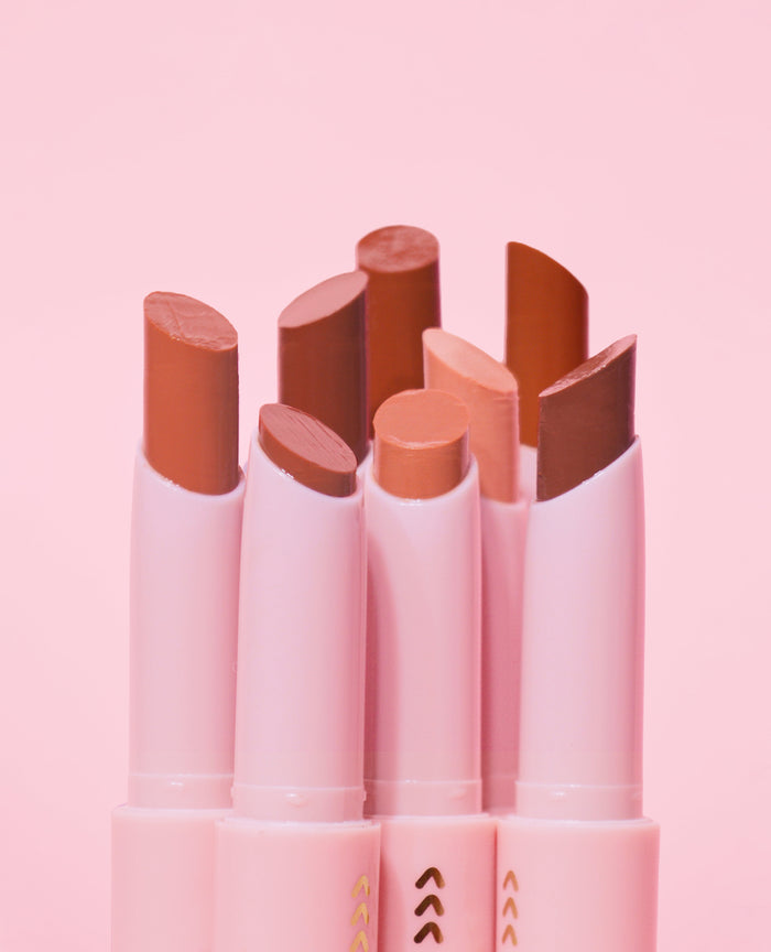 ภาพระยะใกล้ของชุด P.Louise Glow Guide Glossy Lipstick Balms ในหลากหลายสีสัน