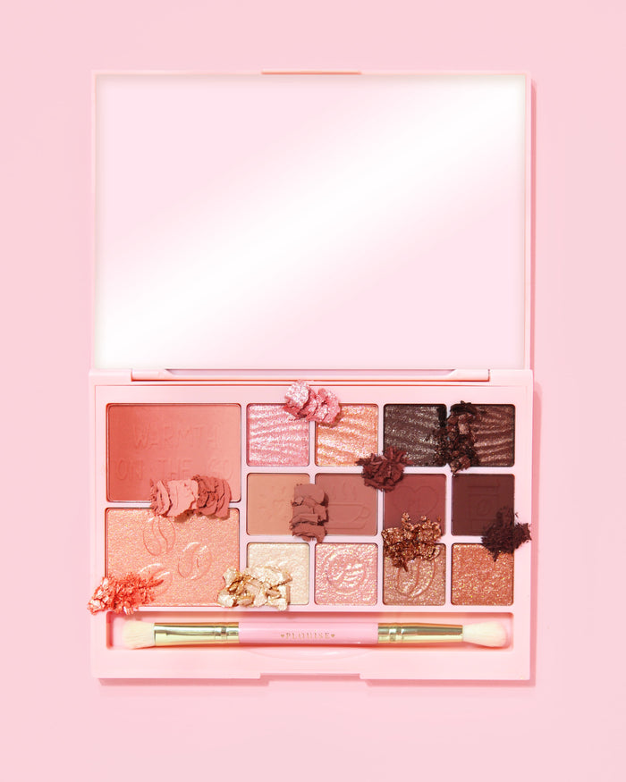 รูปภาพของ P. Louise Breakfast Bites All In One Makeup Palette สี Hot To Go ในโทนสีกลางและเป็นสีม่วงบนพื้นหลังสีชมพู