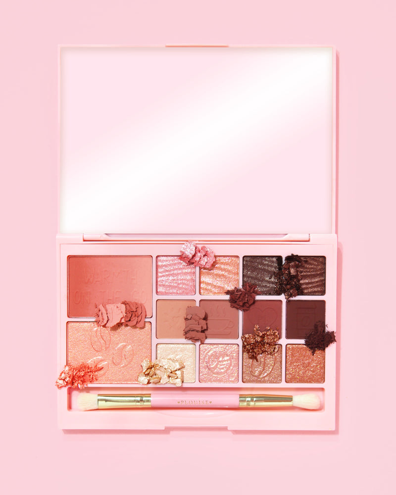 รูปภาพของ P. Louise Breakfast Bites All In One Makeup Palette สี Hot To Go ในโทนสีกลางและเป็นสีม่วงบนพื้นหลังสีชมพู
