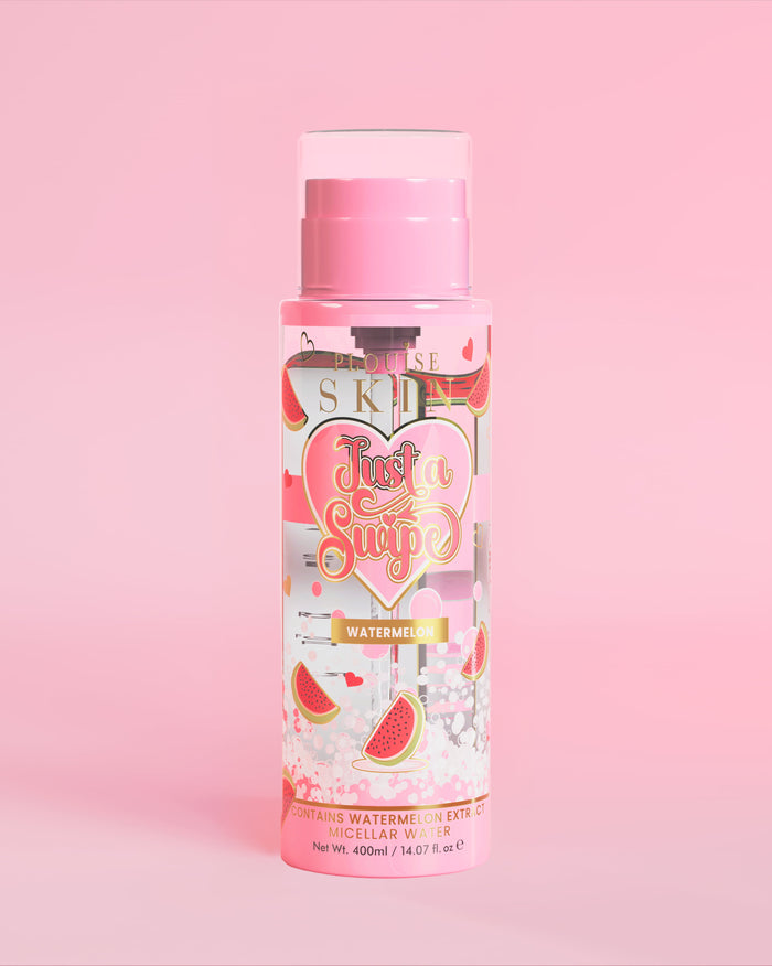 ขวด P. Louise Just A Swipe ไมเซลล่า วอเตอร์ กลิ่นแตงโม พร้อมดีไซน์แตงโมบนขวดบนพื้นหลังสีชมพู