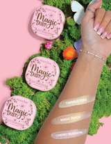 ไฮไลท์เตอร์ขนาดกะทัดรัด 3 เฉดสีที่มีป้ายกำกับว่า Magic Dust ในเฉดสี Twinkle Toes, Magic Peach และ Cherry Blossom ปรากฏบนแขนที่มีพื้นหลังลายดอกไม้