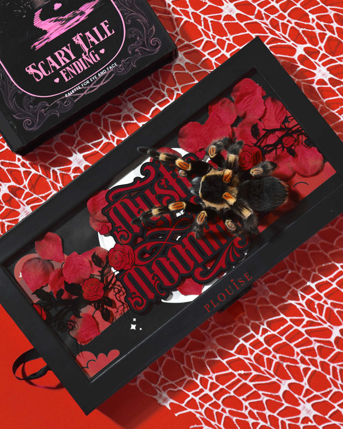 กล่องอายแชโดว์ P.Louise Mystic Moonlight Halloween ตกแต่งด้วยกลีบกุหลาบสีแดงและทารันทูล่าบนพื้นใยแมงมุมสีแดง