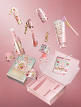 คอลเลกชั่นเต็มของ P.Louise Strawberry Obsessed For Bad Bitch ลอยอยู่บนพื้นหลังสีชมพู