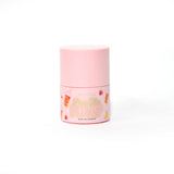 ขวดสีชมพูของ P.Louise Pass The Plump Lip Treatment บนพื้นหลังสีขาว