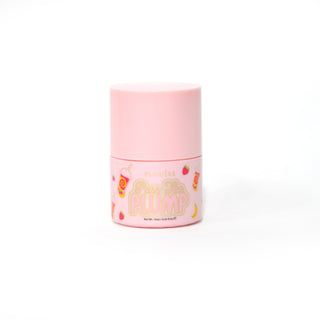 ขวดสีชมพูของ P.Louise Pass The Plump Lip Treatment บนพื้นหลังสีขาว