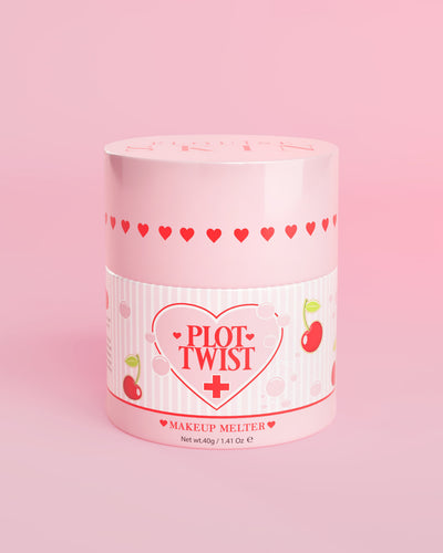ภาชนะสีชมพูของ P.Louise Plot Twist Makeup Melting Cleansing Balm ที่มีดีไซน์รูปหัวใจและเชอร์รี่บนฉลากตัดกับพื้นหลังสีชมพู
