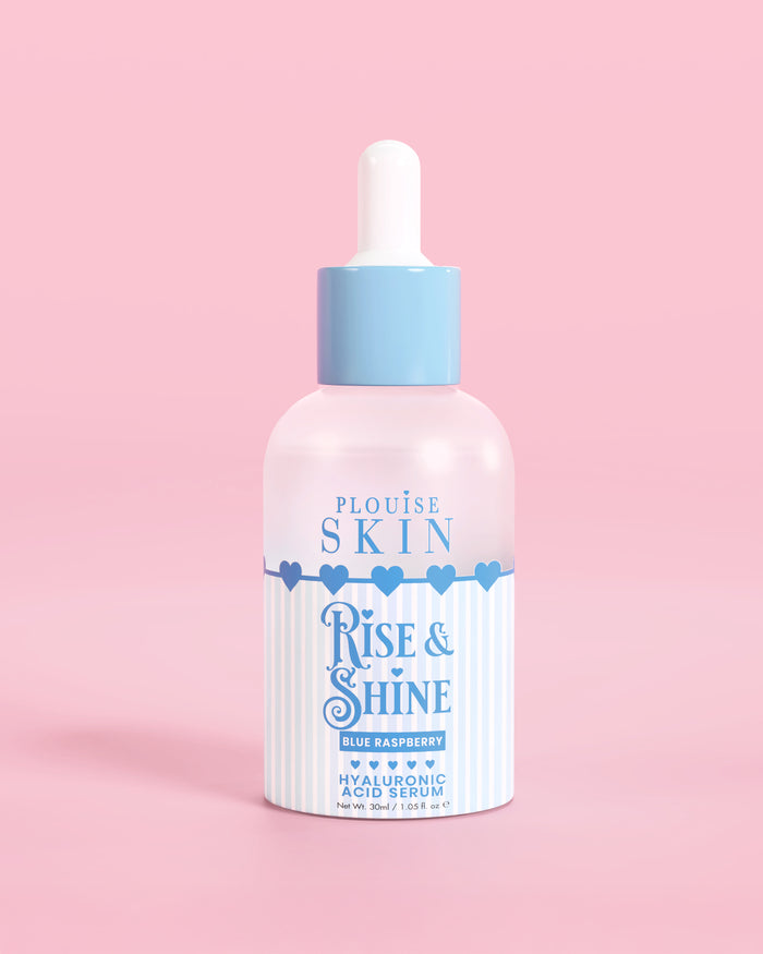 ขวดสีน้ำเงินและสีขาวของ Plouise Rise and Shine Hyaluronic Serum ในราสเบอรี่สีน้ำเงิน