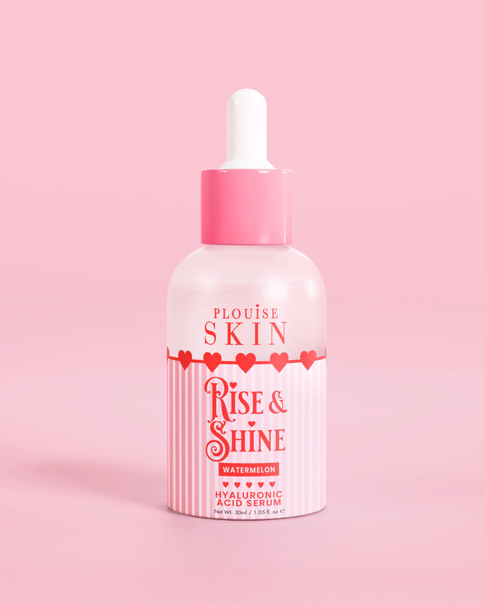 ขวดสีชมพูแดงขาวของเซรั่ม P.Louise Rise & Shine Hyaluronic Acid ในแตงโม