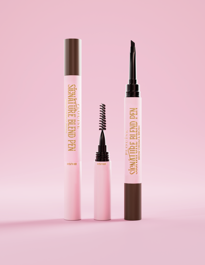 ปากกาเขียนคิ้ว P.Louise Signature ที่ถอดฝาออกแต่ละด้านเพื่อให้มองเห็นหัวแปรงบนพื้นหลังสีชมพู