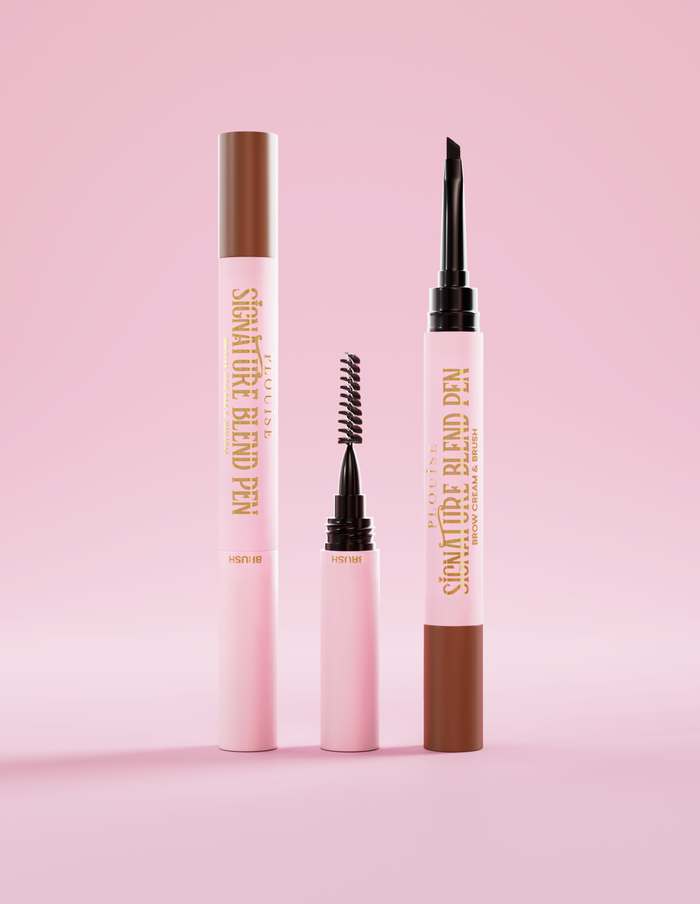 P.Louise Signature Blend Eyebrow Pen ที่มีฝาปิดที่ปลายแต่ละด้านและแสดงอุปกรณ์ที่ปลายแต่ละด้านบนพื้นหลังสีชมพู