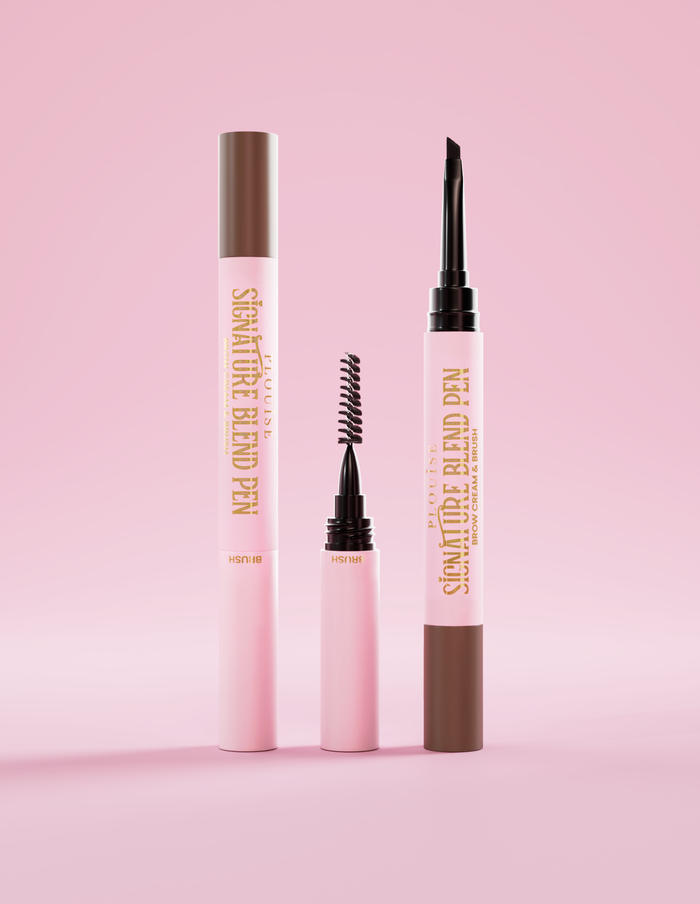 P.Louise Signature Blend Eyebrow Pen ที่มีฝาปิดที่ปลายแต่ละด้านและแสดงอุปกรณ์ที่ปลายแต่ละด้านบนพื้นหลังสีชมพู