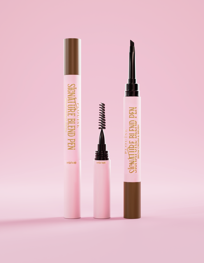 P.Louise Signature Blend Eyebrow Pen ที่มีฝาปิดที่ปลายแต่ละด้านและแสดงอุปกรณ์ที่ปลายแต่ละด้านบนพื้นหลังสีชมพู
