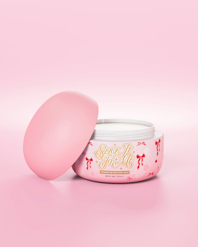 อ่างสีชมพูของ P.Louise Slick It To Me Shimmer Melting Body Balm โดยปิดฝา  