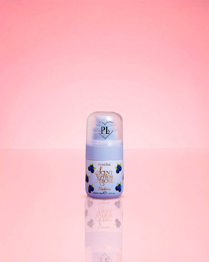 P.Louise Blueberry Mini Scent From Above Body Mist บนพื้นหลังสีชมพู