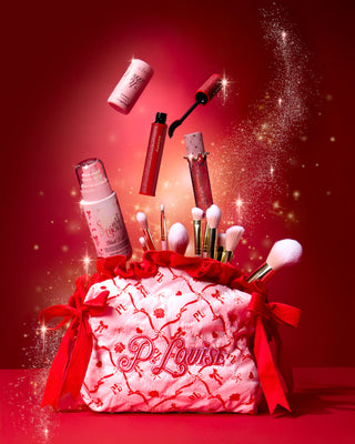 กระเป๋าเครื่องสำอาง P.Louise Pink Christmas P.Louise ดีไซน์รื่นเริงสีแดง พร้อมด้วยผลิตภัณฑ์แต่งหน้าที่ออกมาด้านบนบนพื้นหลังสีแดงวิบวับสีทอง