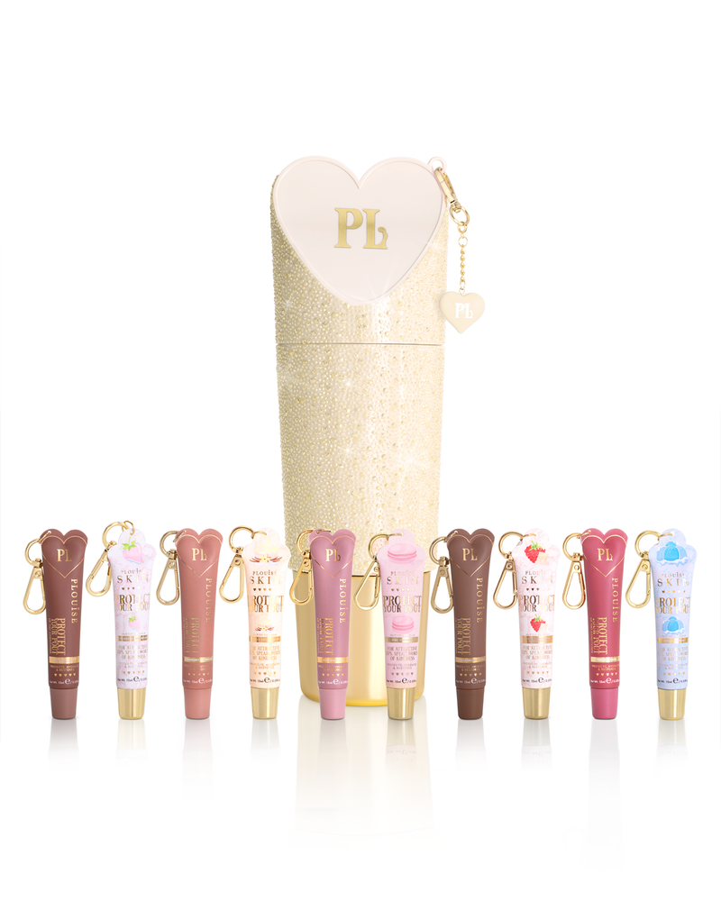 ชุด P.Louise ปกป้องหลอดครีมบำรุงริมฝีปากของคุณในหลากหลายเฉดสีที่จัดเรียงไว้ด้านหน้ากล่องทรงกระบอกสีครีมแวววาวสูงพร้อมที่ดึงซิปรูปหัวใจ แต่ละหลอดจะมีพวงกุญแจสีทองอันเล็กๆติดอยู่