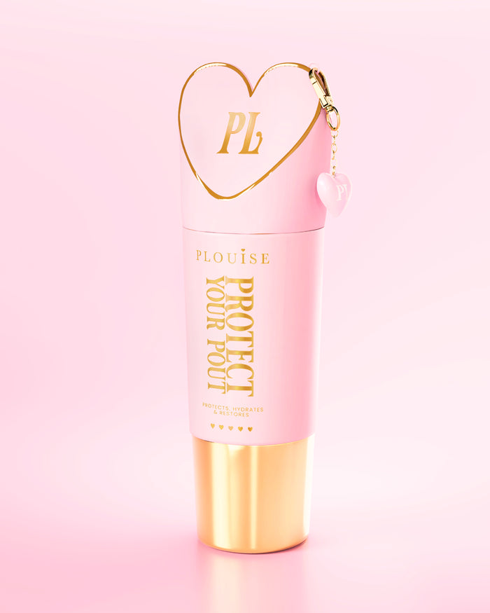 ขวดสีชมพูและสีทองขนาดยักษ์ Protect Your Pout พร้อมฝารูปหัวใจบนพื้นหลังสีชมพูอ่อน