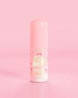 ขวดสีชมพูของ P.Louise Pure Intentions Purify & Brightening Lotion ดีไซน์โบว์สีแดงตัดกับพื้นหลังสีชมพู